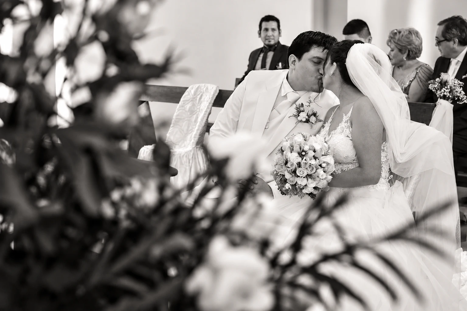 Novios compartiendo un beso durante su boda