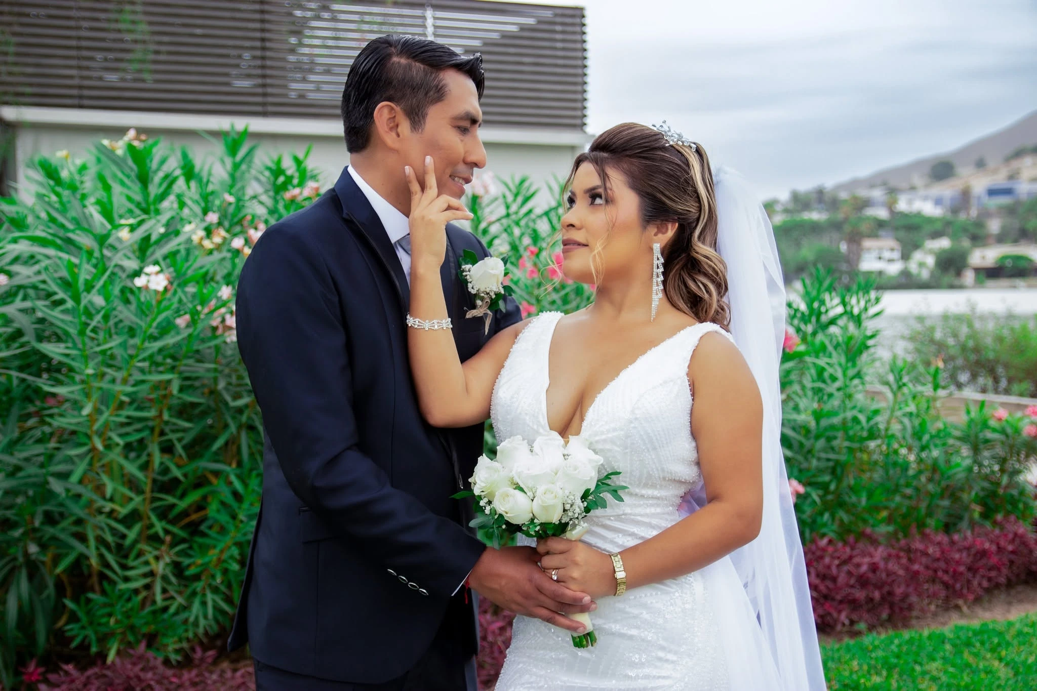 Novios mirándose con ternura en un jardín