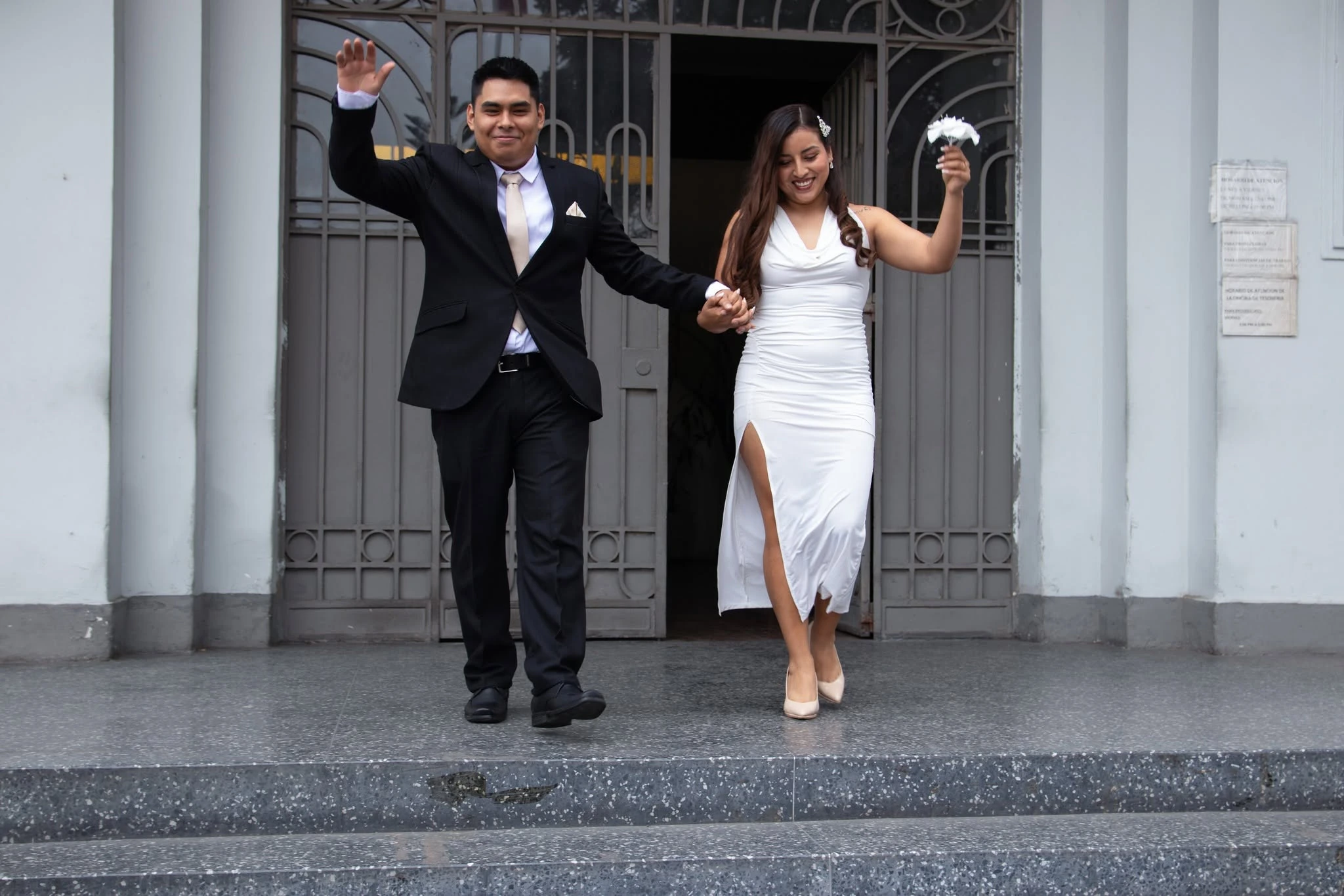 Pareja recién casada celebrando al salir de la ceremonia