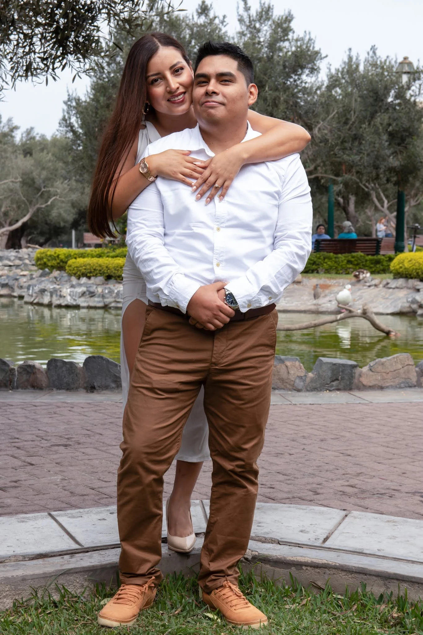 Pareja abrazada durante su sesión de compromiso
