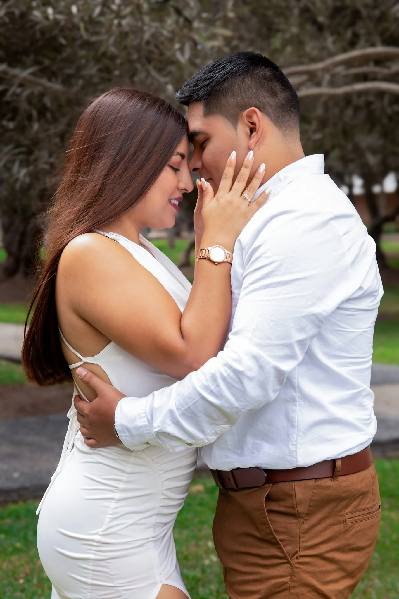 Pareja compartiendo un momento romántico en el parque