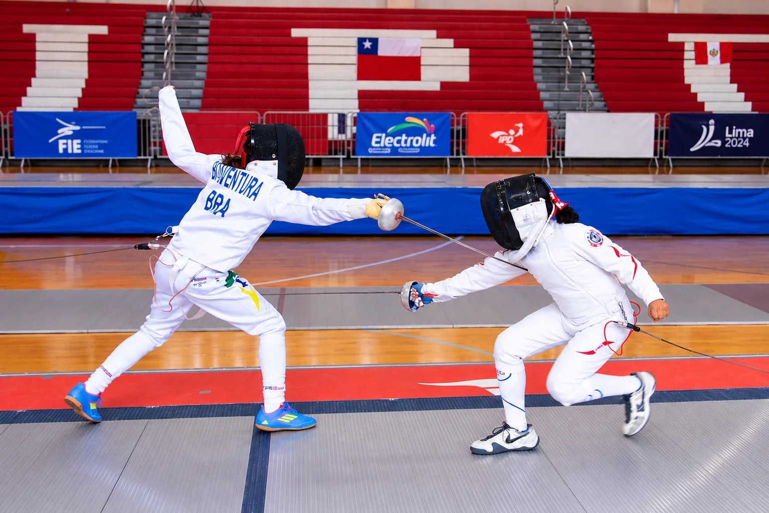 Dos deportistas compiten en un combate de esgrima