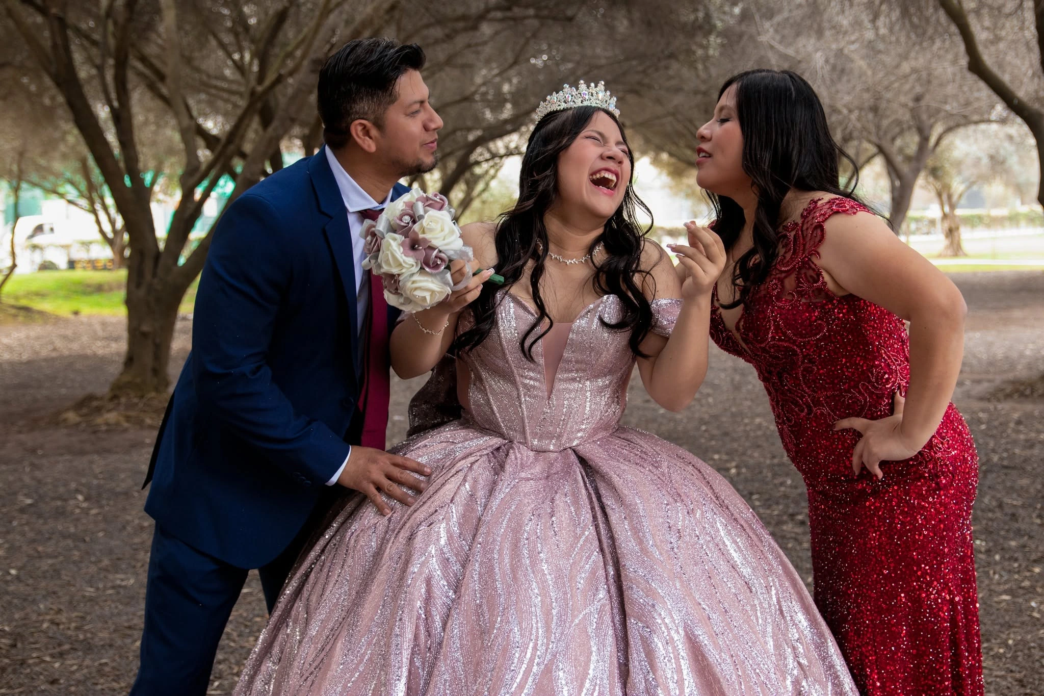 Quinceañera acompañada por su familia