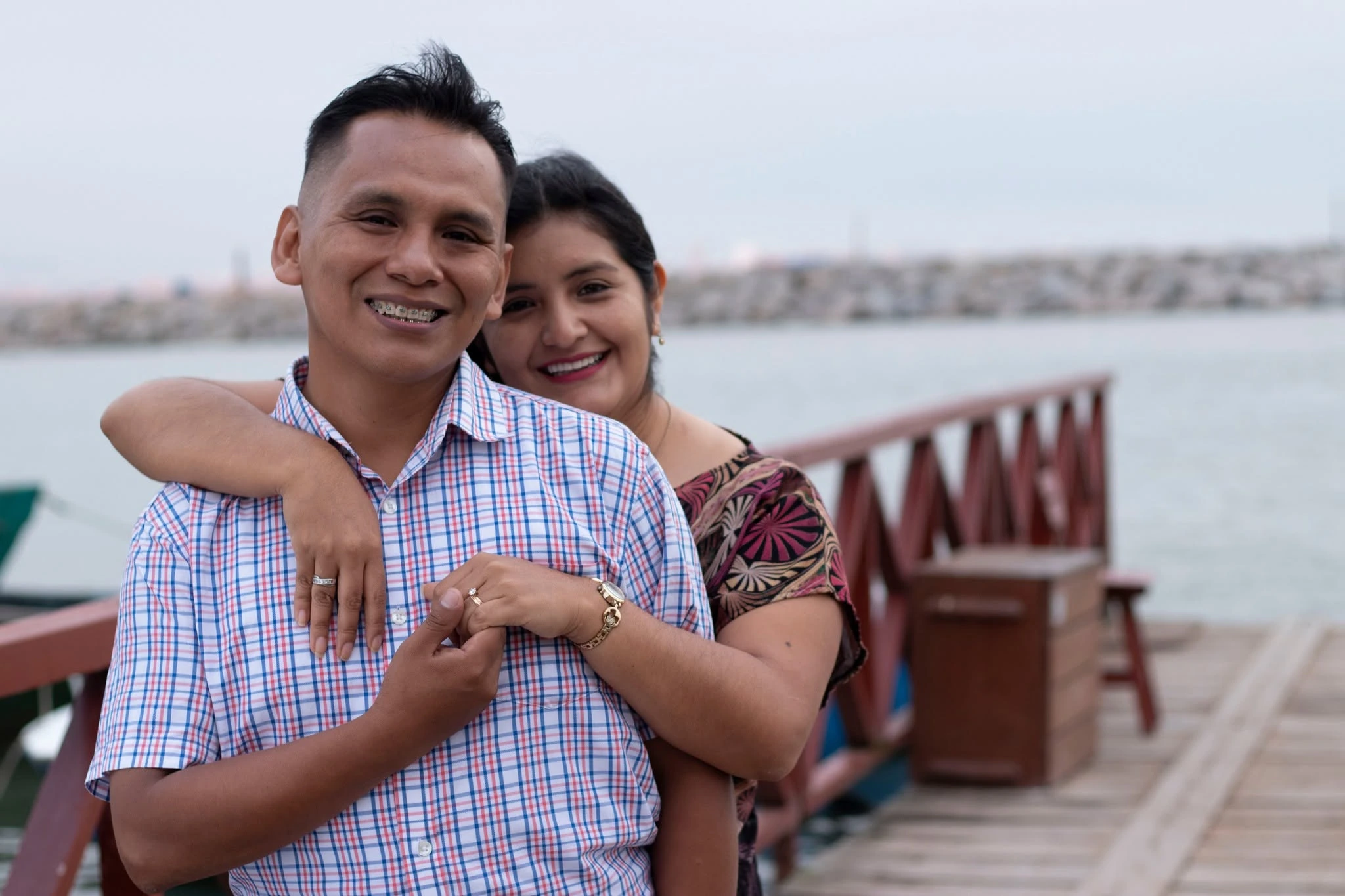 Pareja abrazada junto al mar